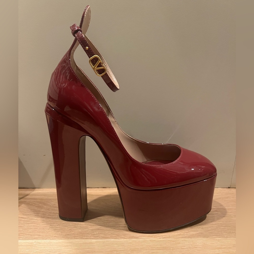 Authentic Valentino Garavani platform heals rare color almost perfect condition.